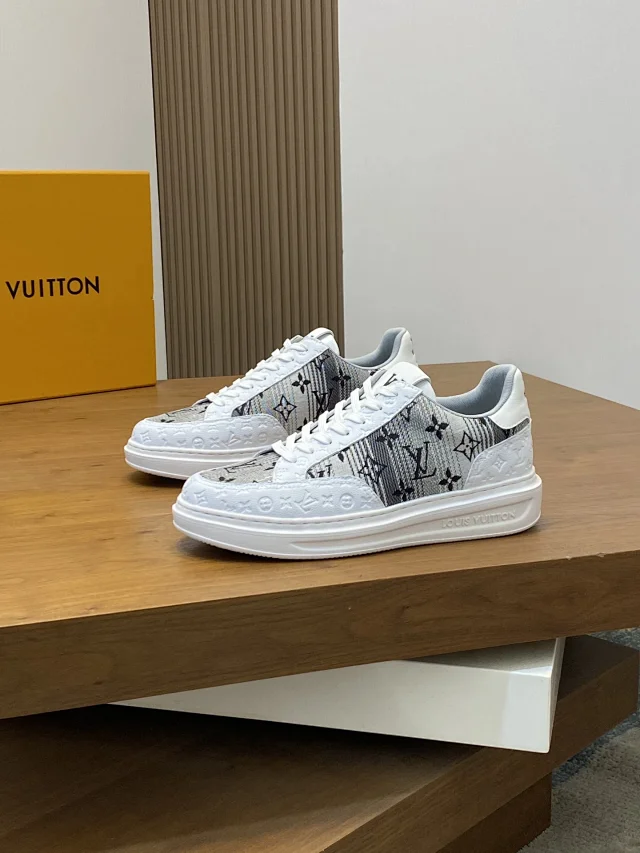 Louis Vuitton Sneakers Low-top with embossed Monogram panels product detail image 4