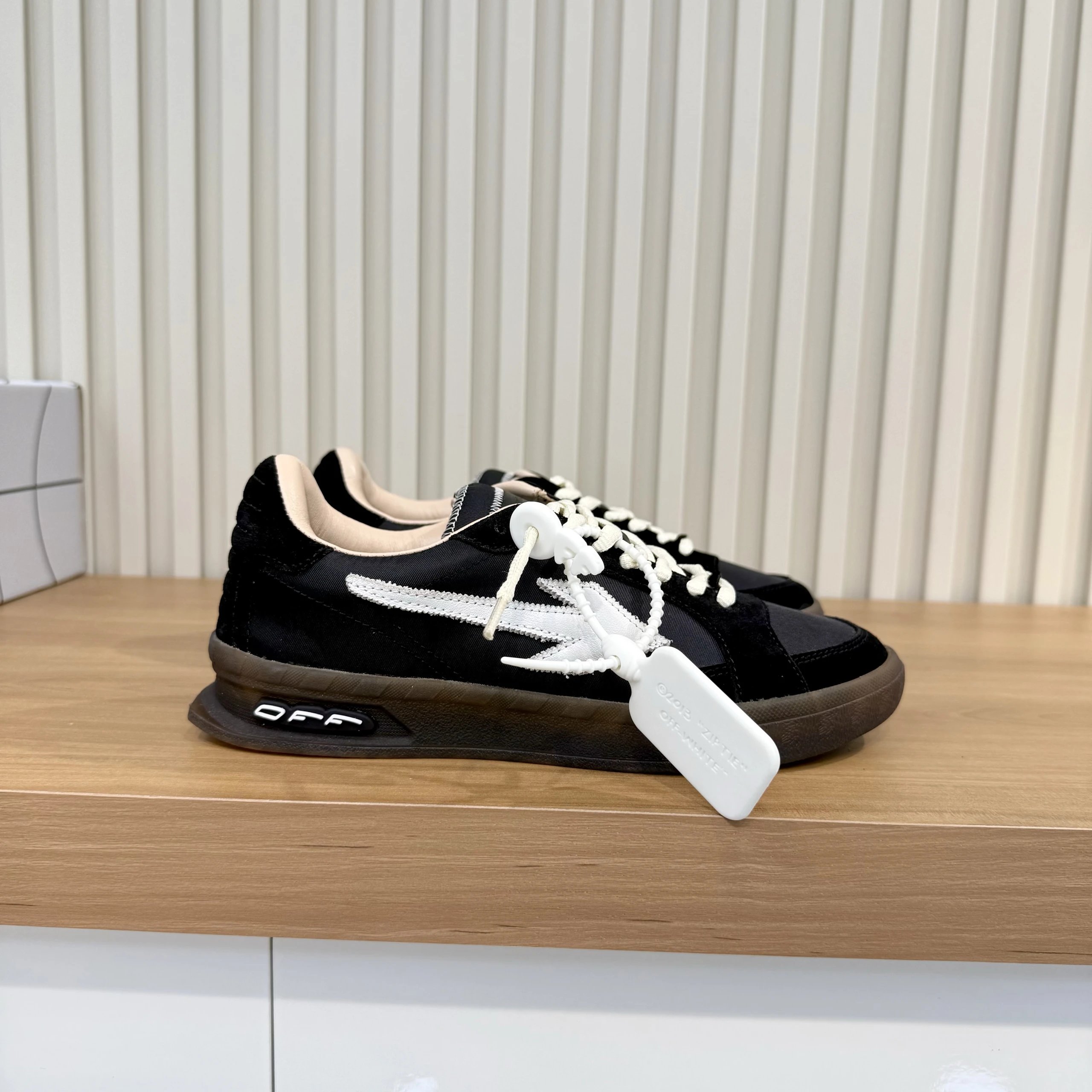 Off-White Training Shoes photo 3