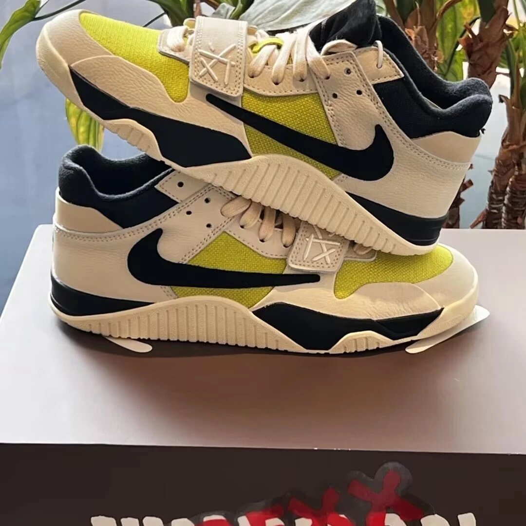Air Jordan Low Retro Sneaker photo 7