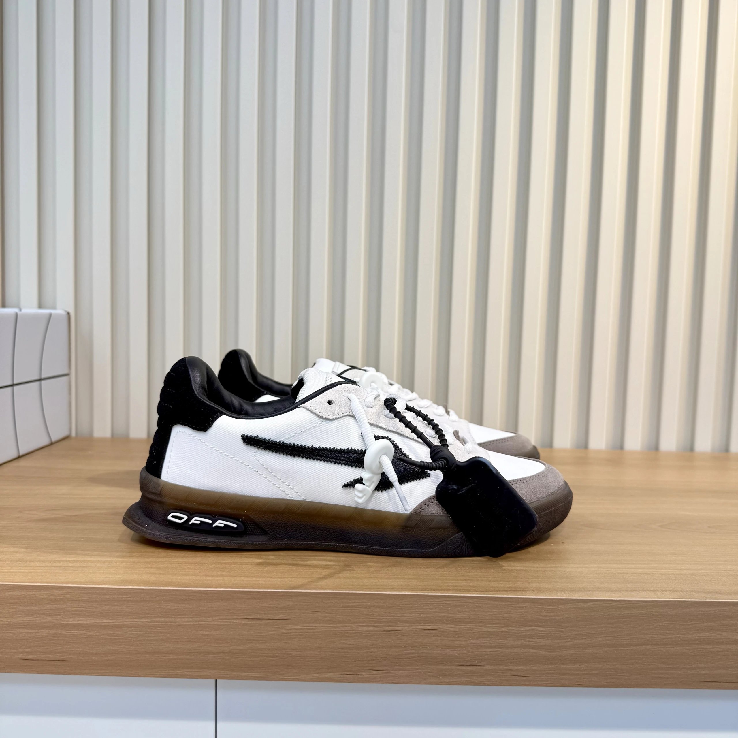 Off-White Training Shoes photo 2