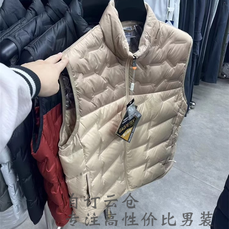 Light khaki/dark khaki