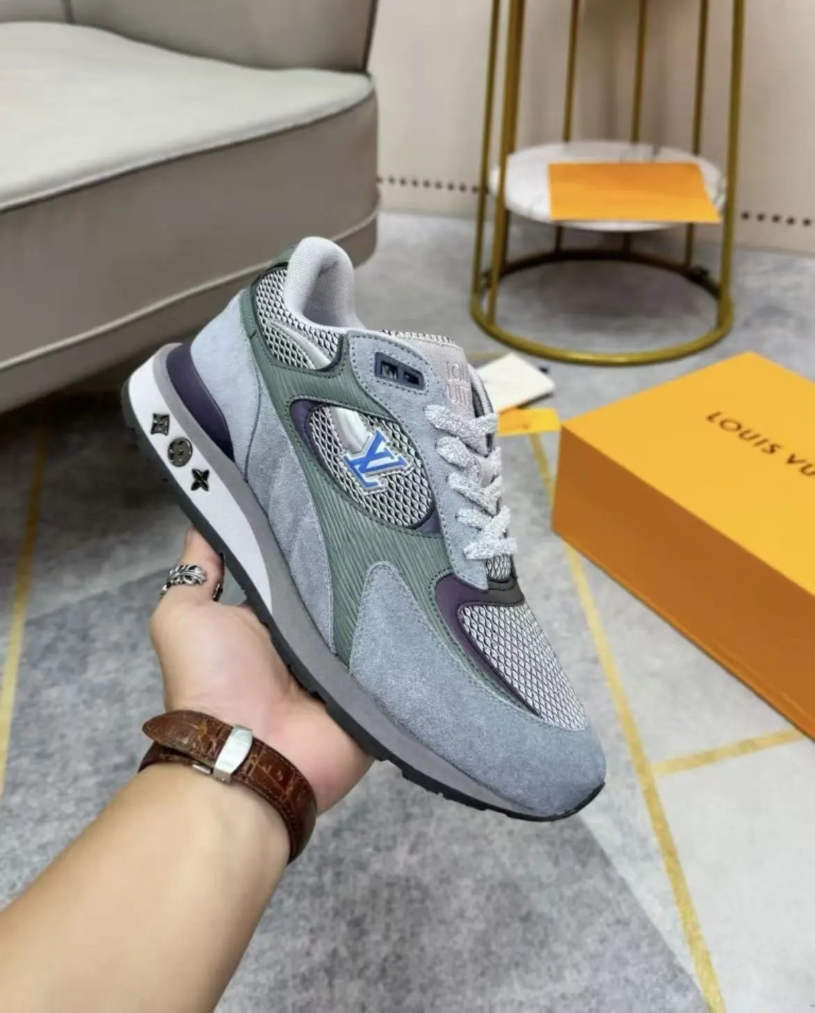 Louis Vuitton Sneakers Logo — 39
