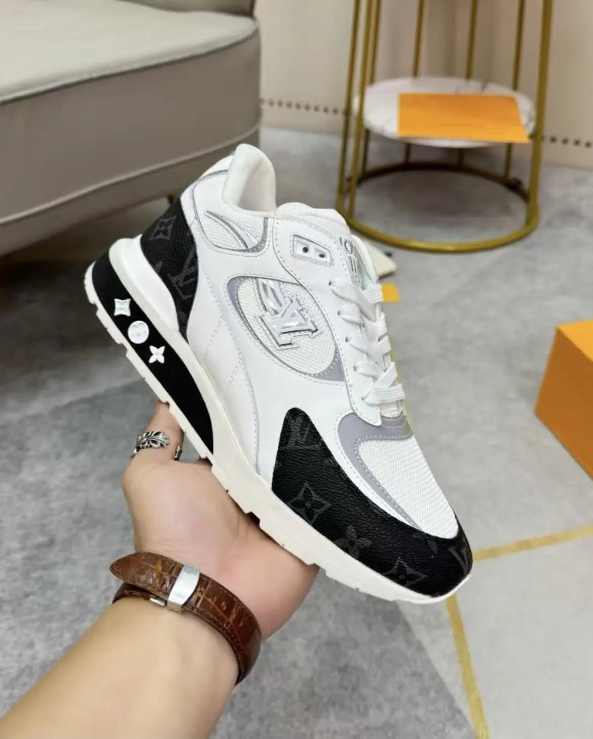 Louis Vuitton Sneakers Logo — 40