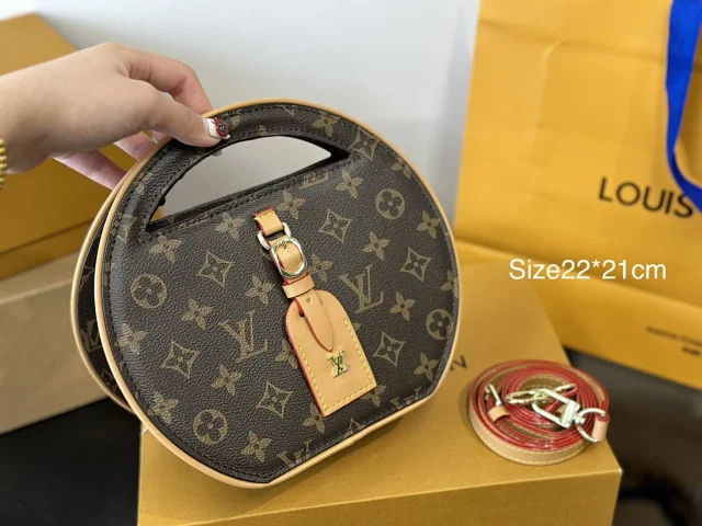 Louis Vuitton Crossbody Bags Embossed Monogram Chain Bag product detail image 7