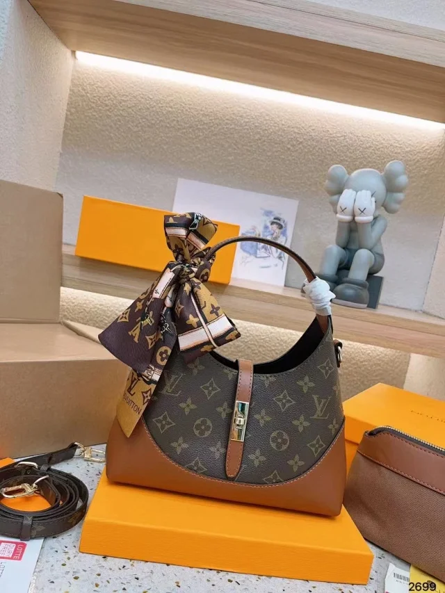 Louis Vuitton Crossbody Bags Embossed Monogram Chain Bag product detail image 8