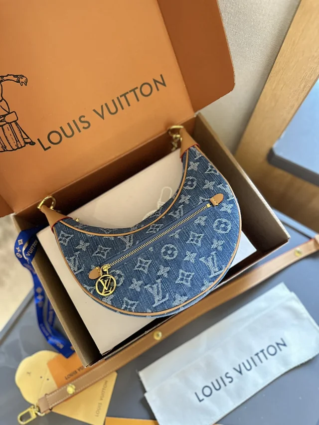 Louis Vuitton Crossbody Bags Embossed Monogram Chain Bag product detail image 9