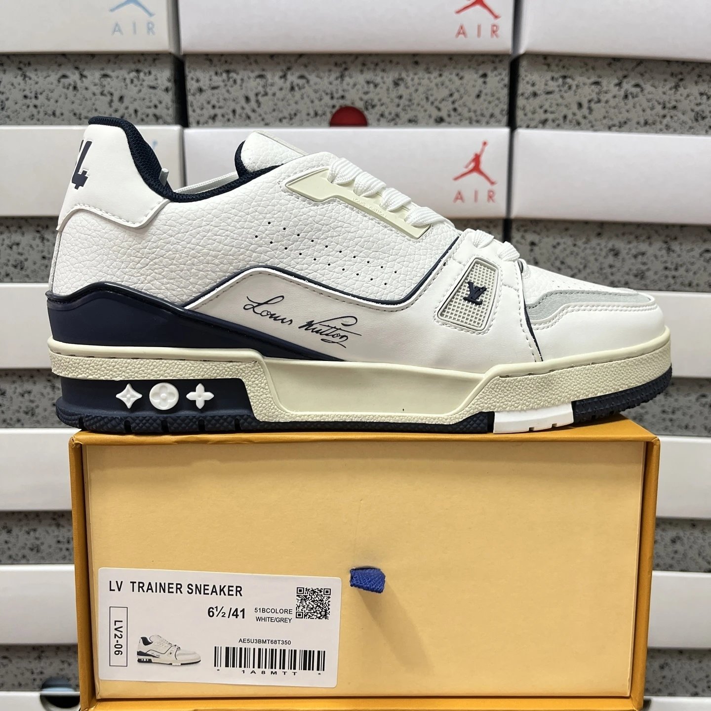 Louis Vuitton Trainer Low White Navy 1A8MTT