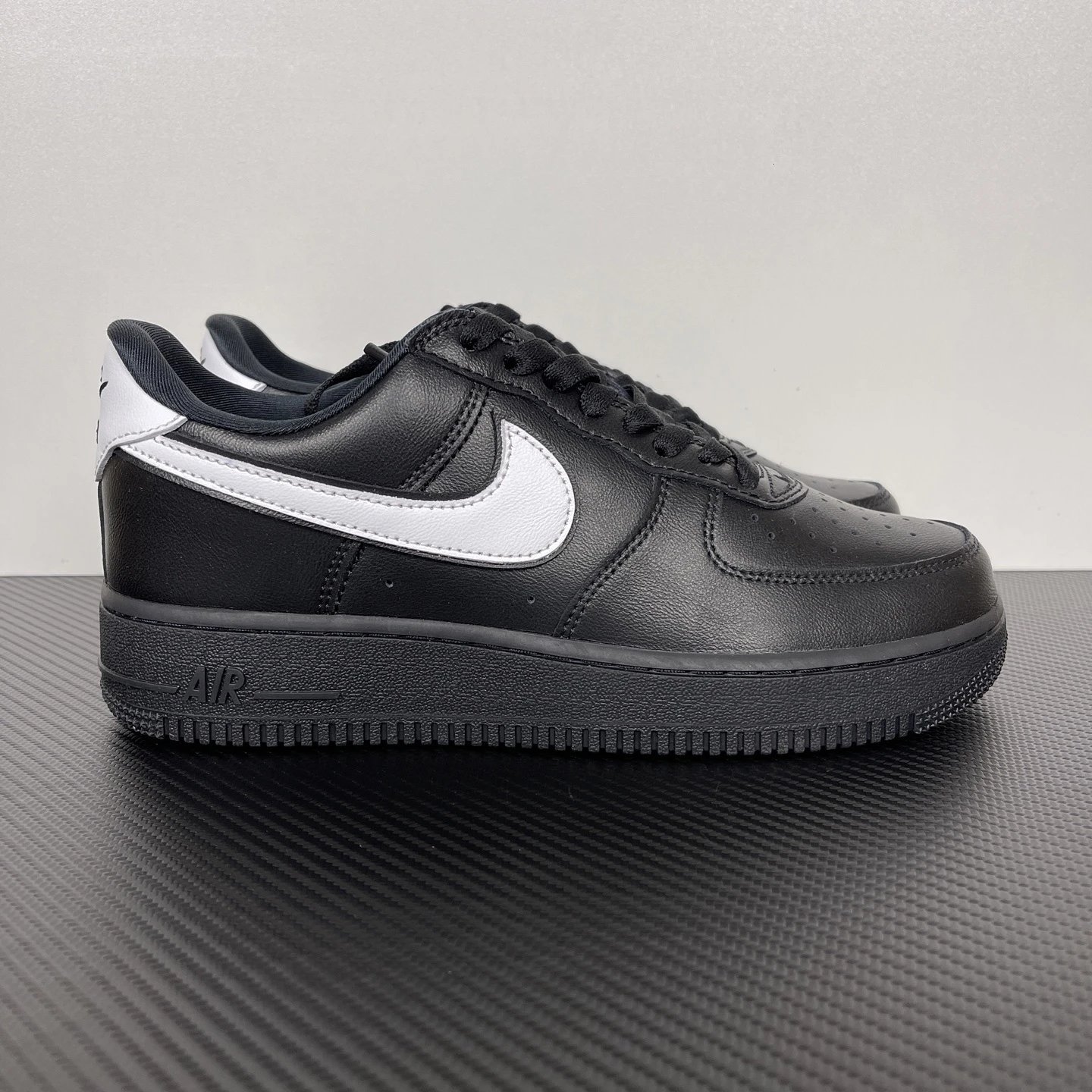 PB cost-effectiveness AF-1 pure black and white hook and white tail CQ0429-001