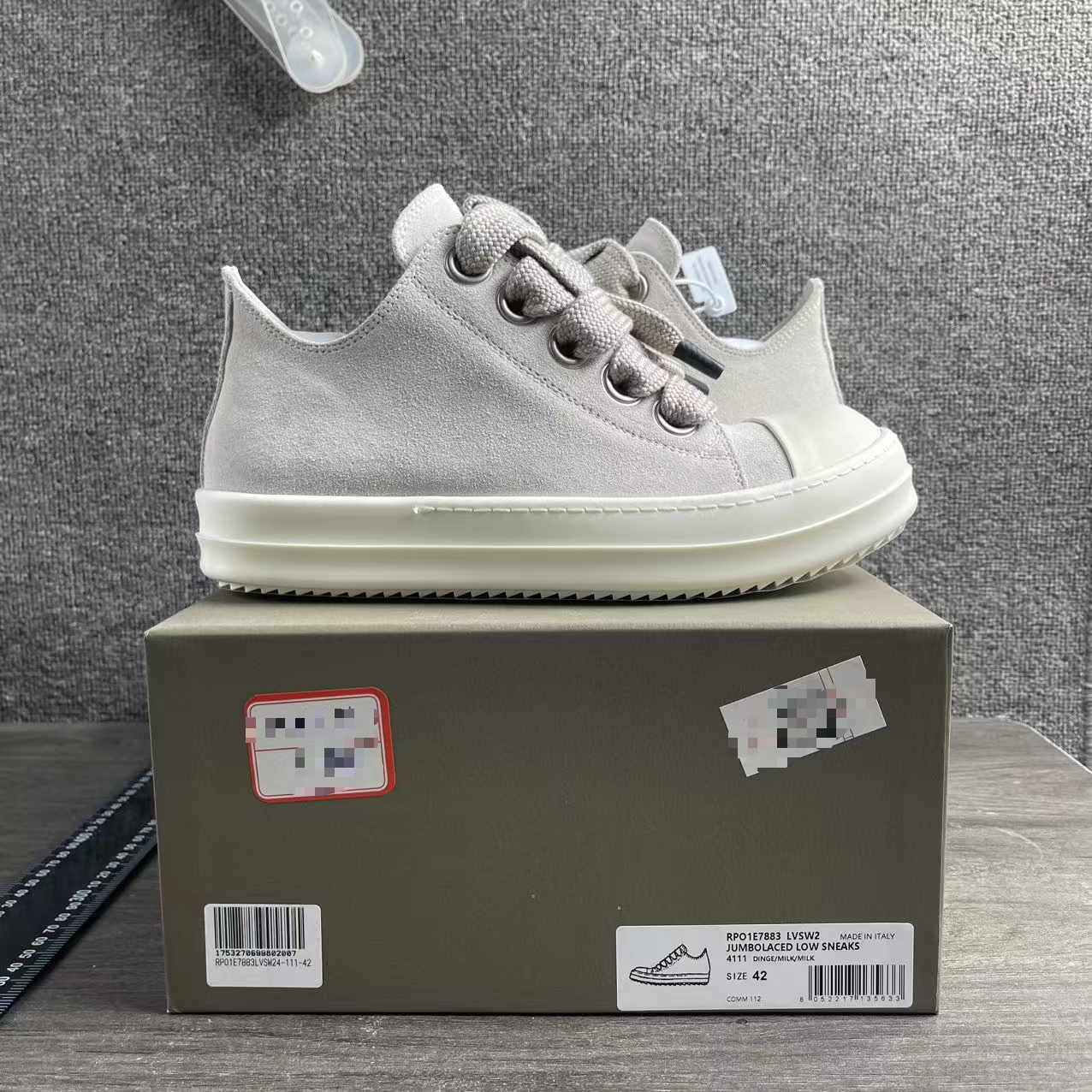Low-top chunky laces in gray and white SKU image