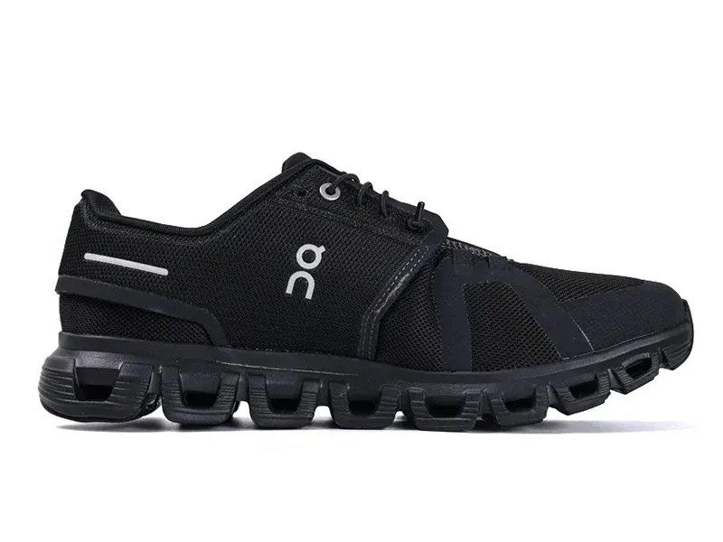 On Running Cloud 6 Triple Black
