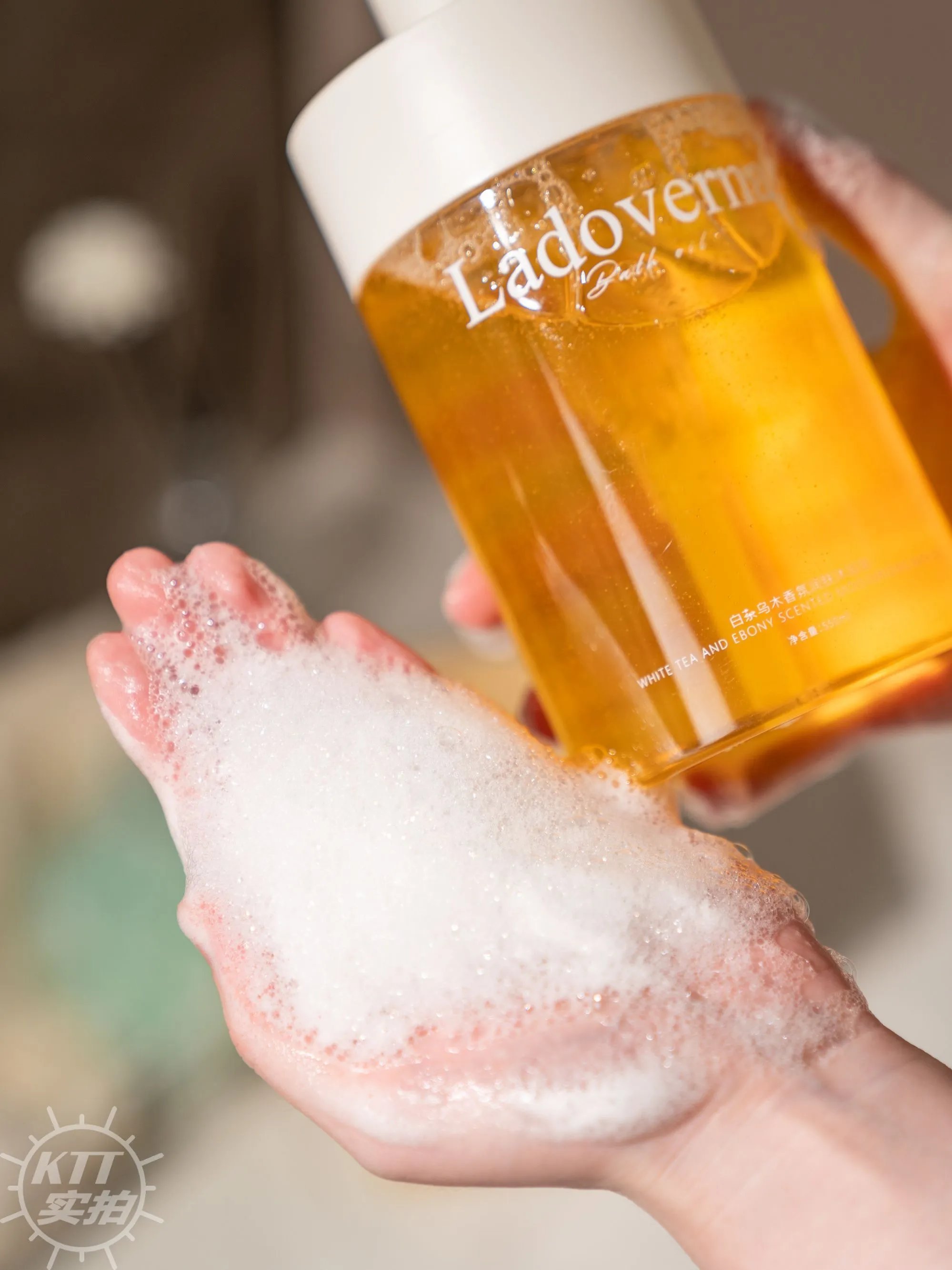 2 large bottles of 39.9 Fat D hot selling hot selling item [Ladoverna White Tea Ebony Bath Oil] for autumn and winter, nourishing the skin with oil and washing out milk skin. 1 bottle=shower gel ➕ Body lotion ➕ Makeup remover oil fume amide+citric acid+triple essential oil 3y207