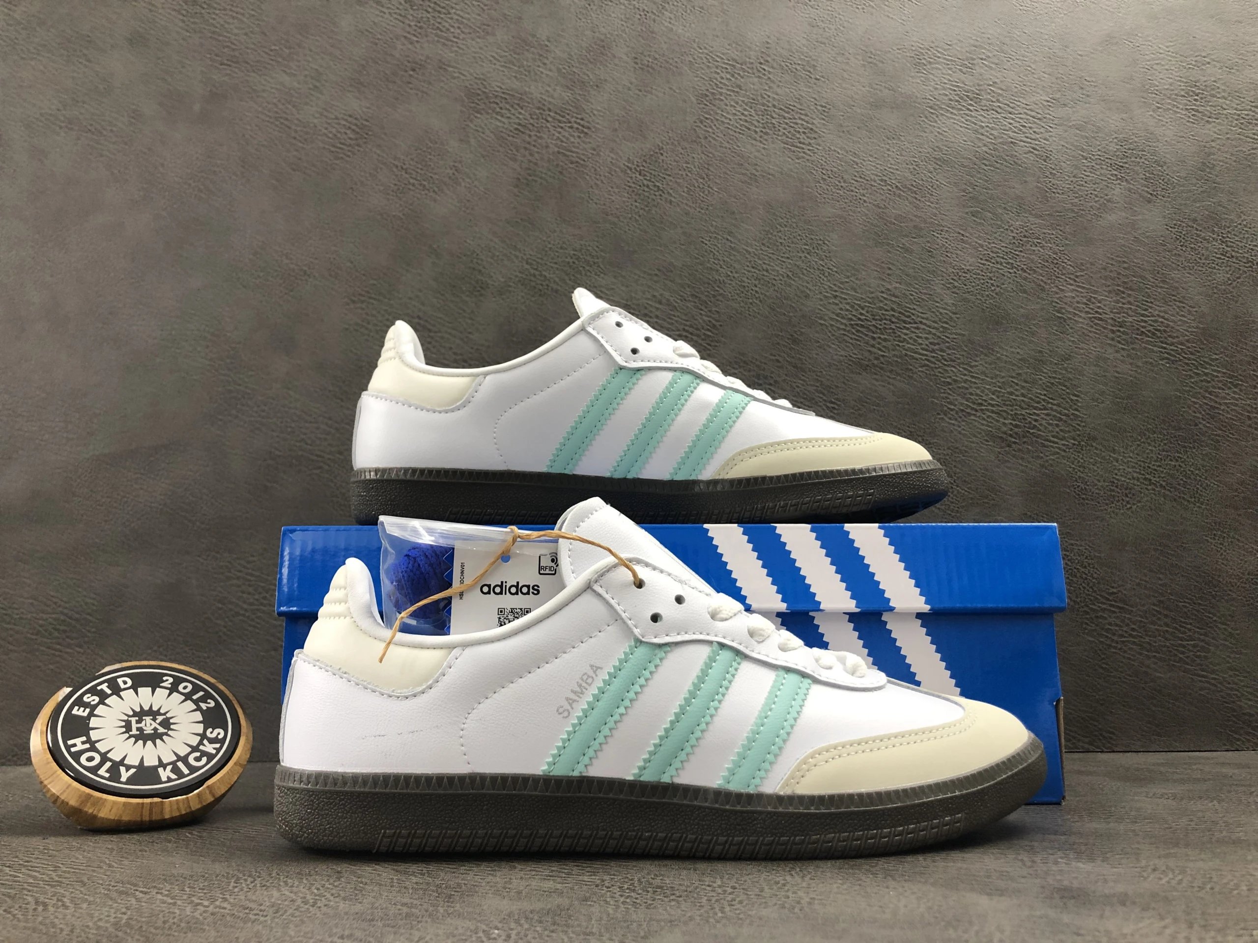 WHITE/GREEN IH2752