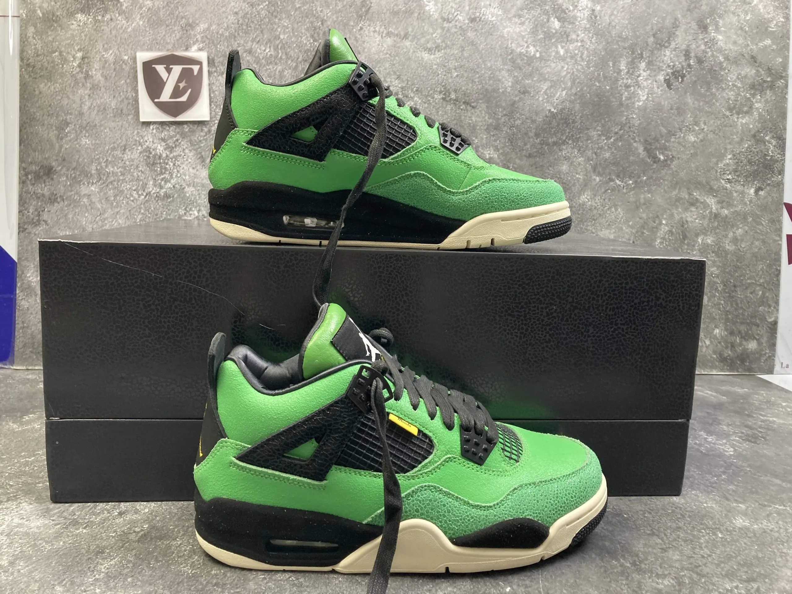 GREEN
