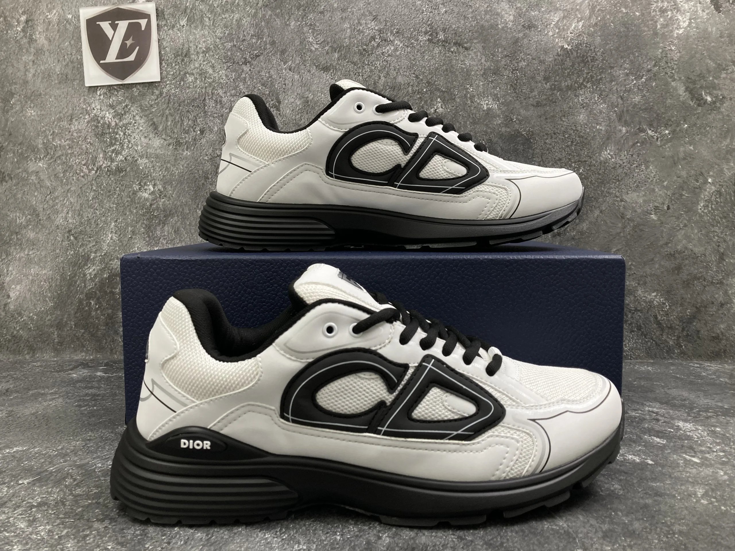 069 WHITE/BLACK