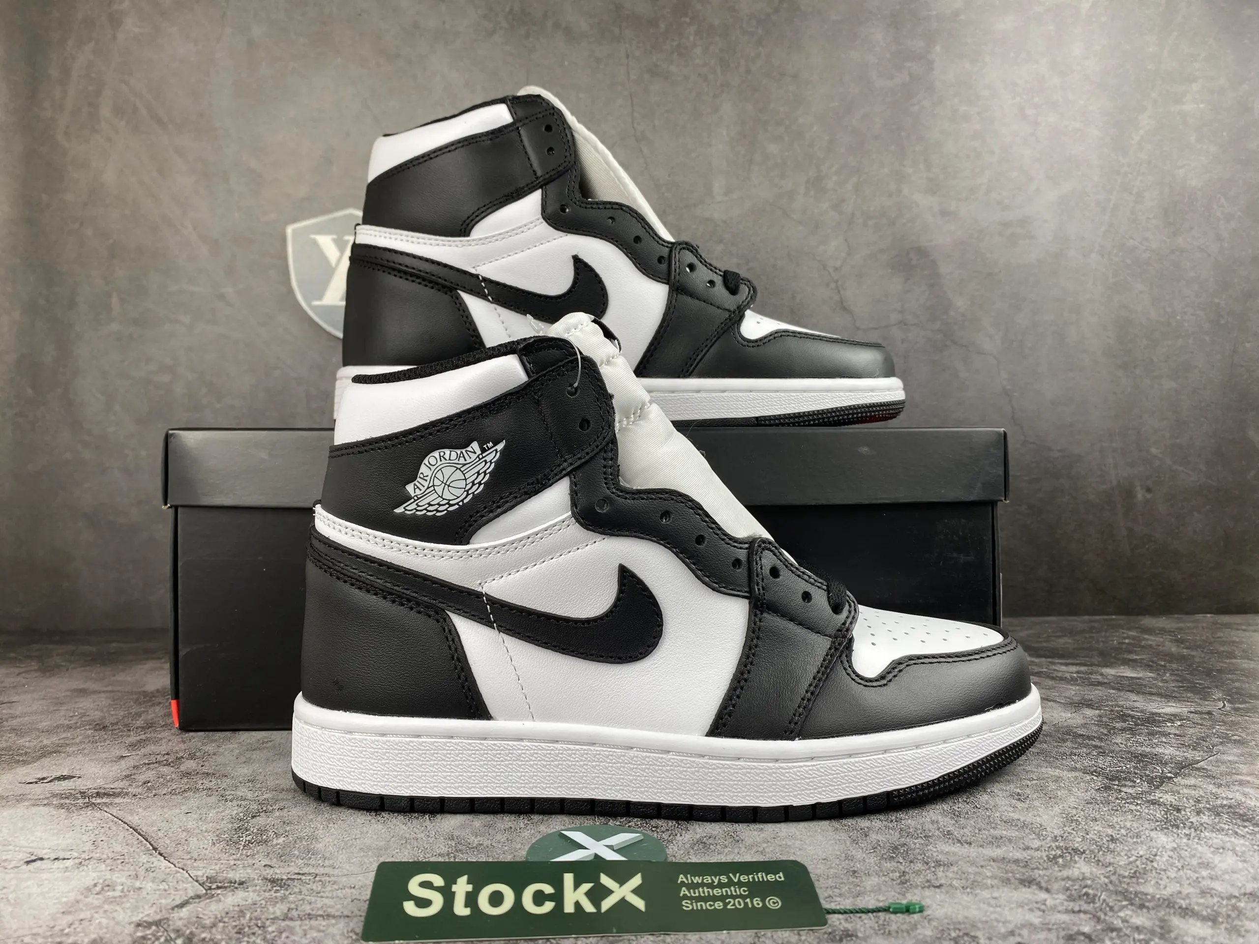 Black White 555088 010