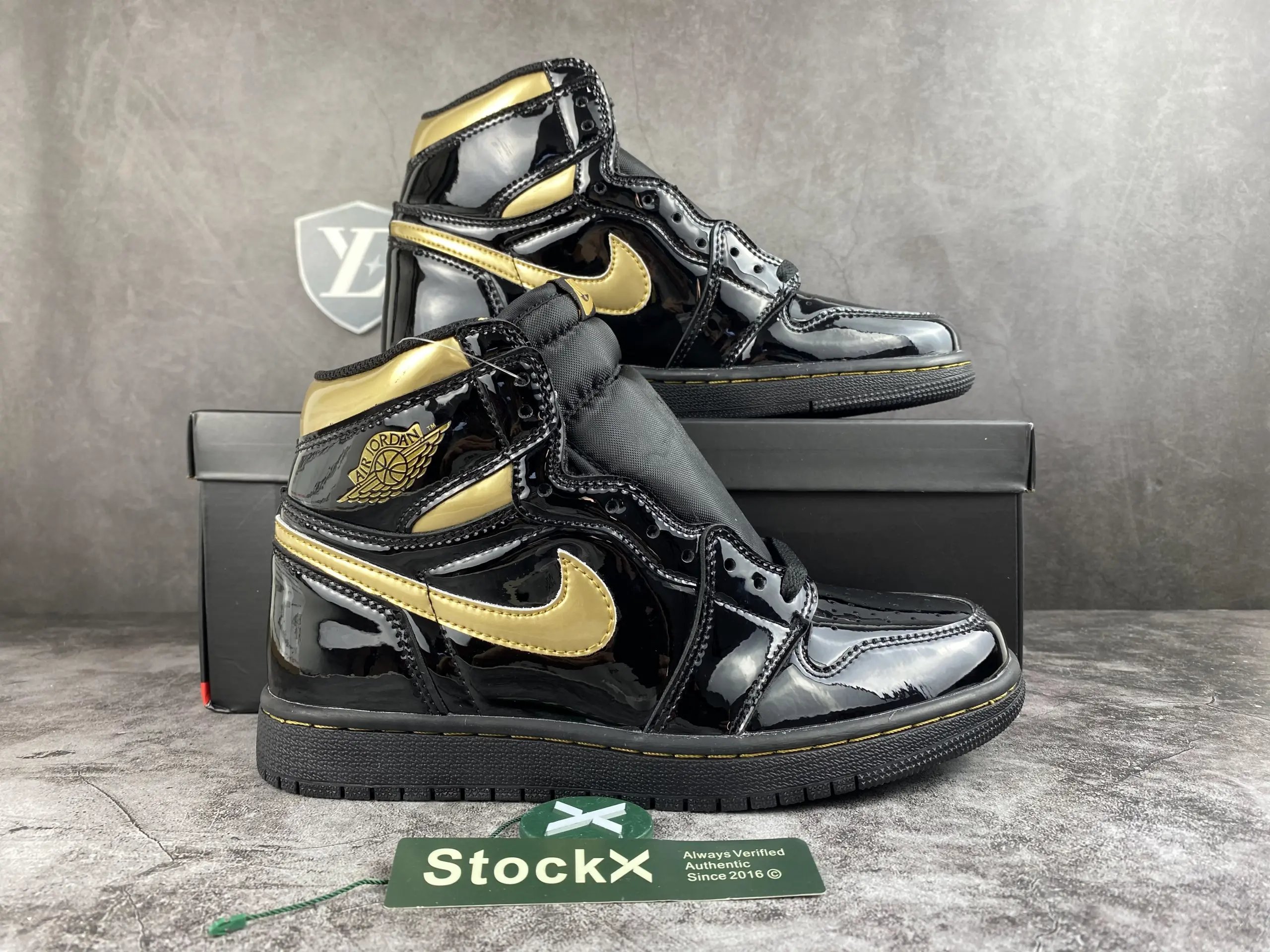Gold 555088 032