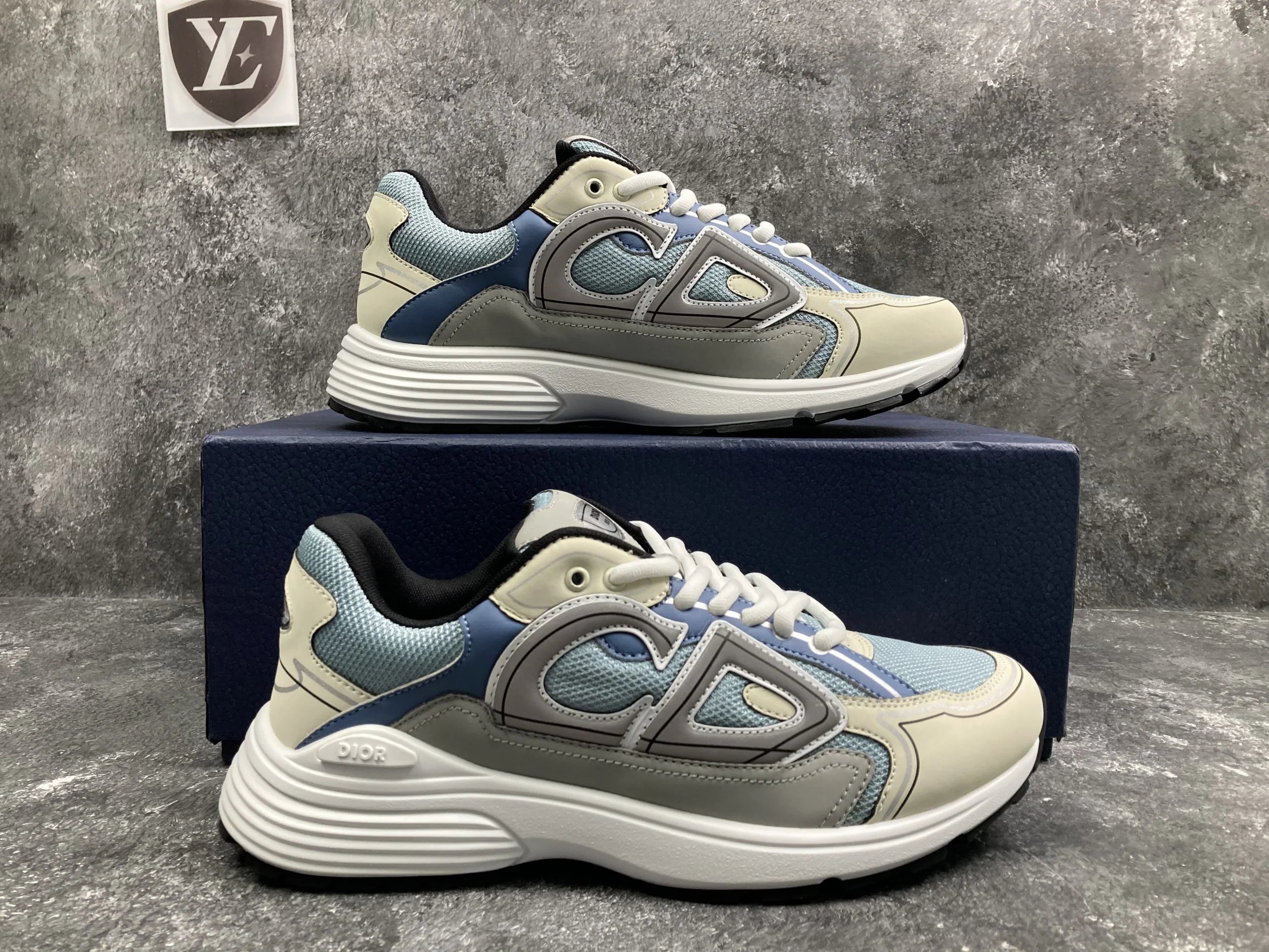 560 BLUE,GREY&WHITE