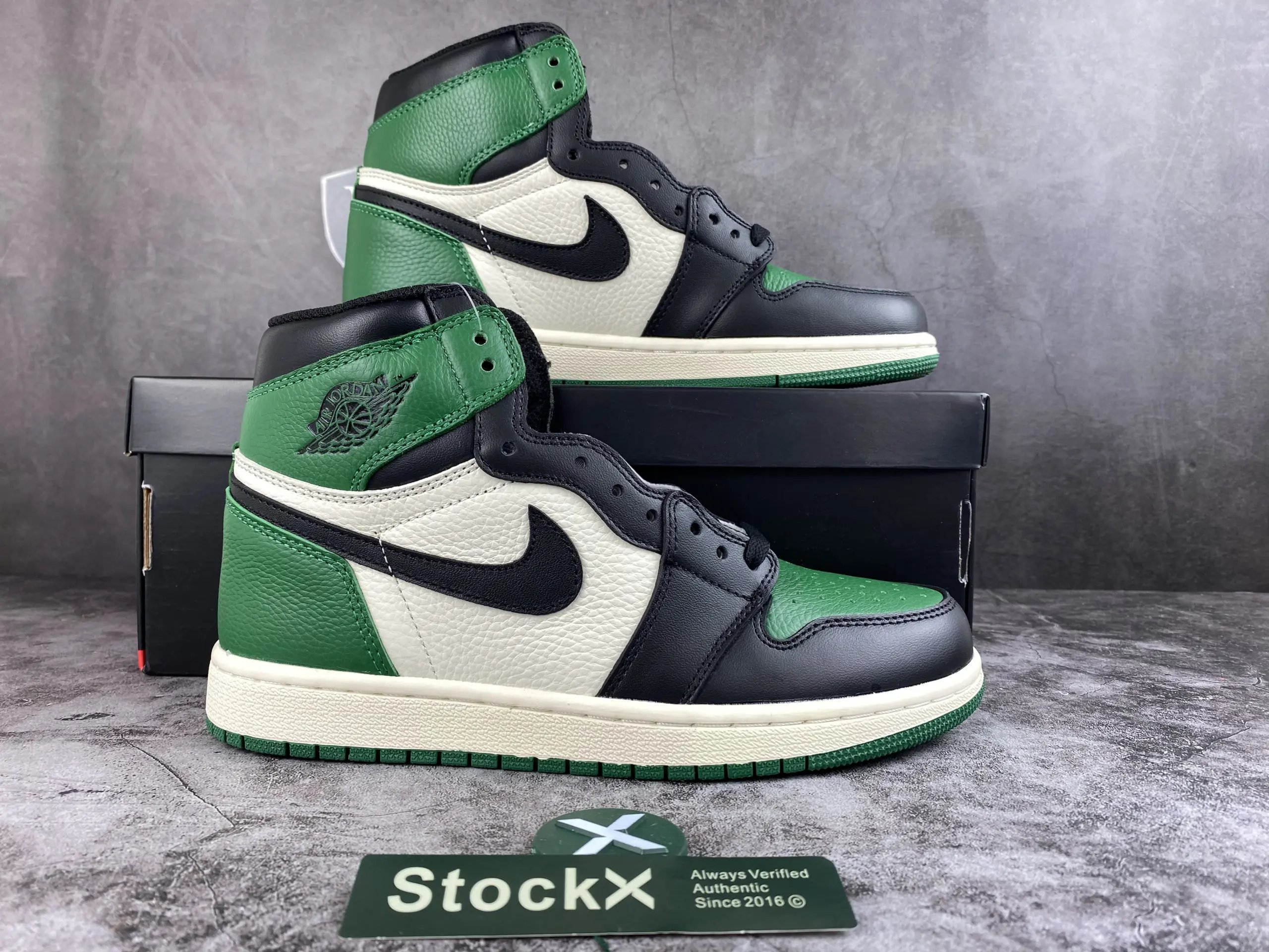 Green 555088 302