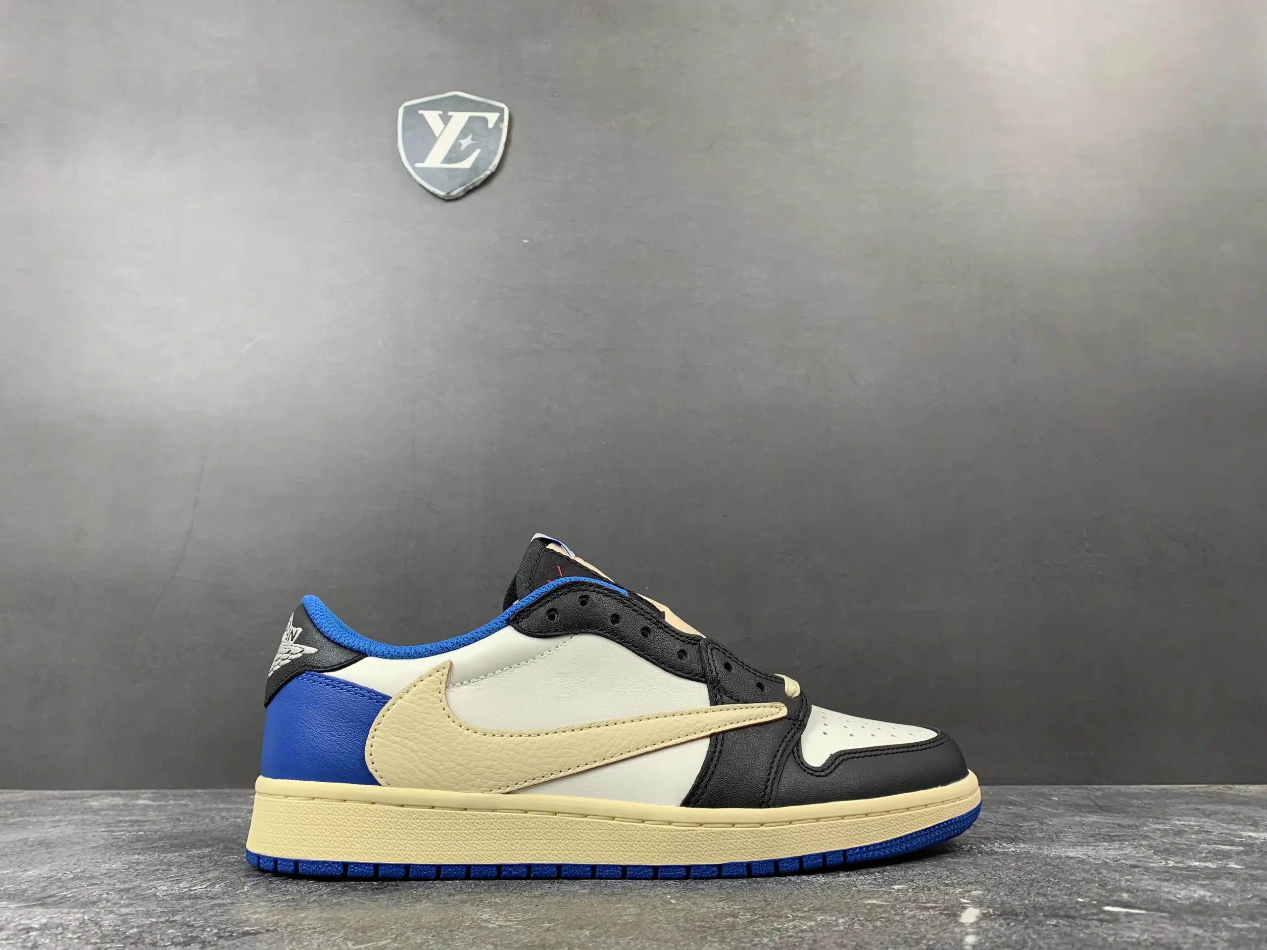 Air Jordan 1 Retro Low OG SP photo 2