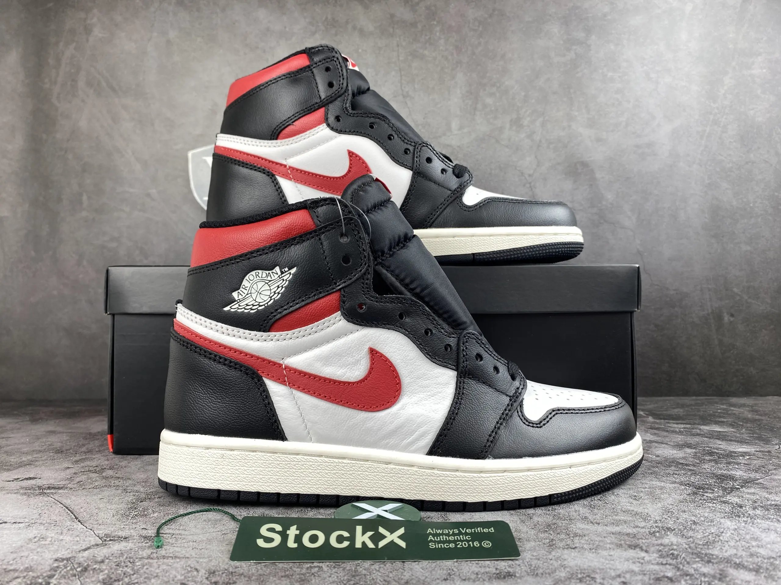 Red 555088 061
