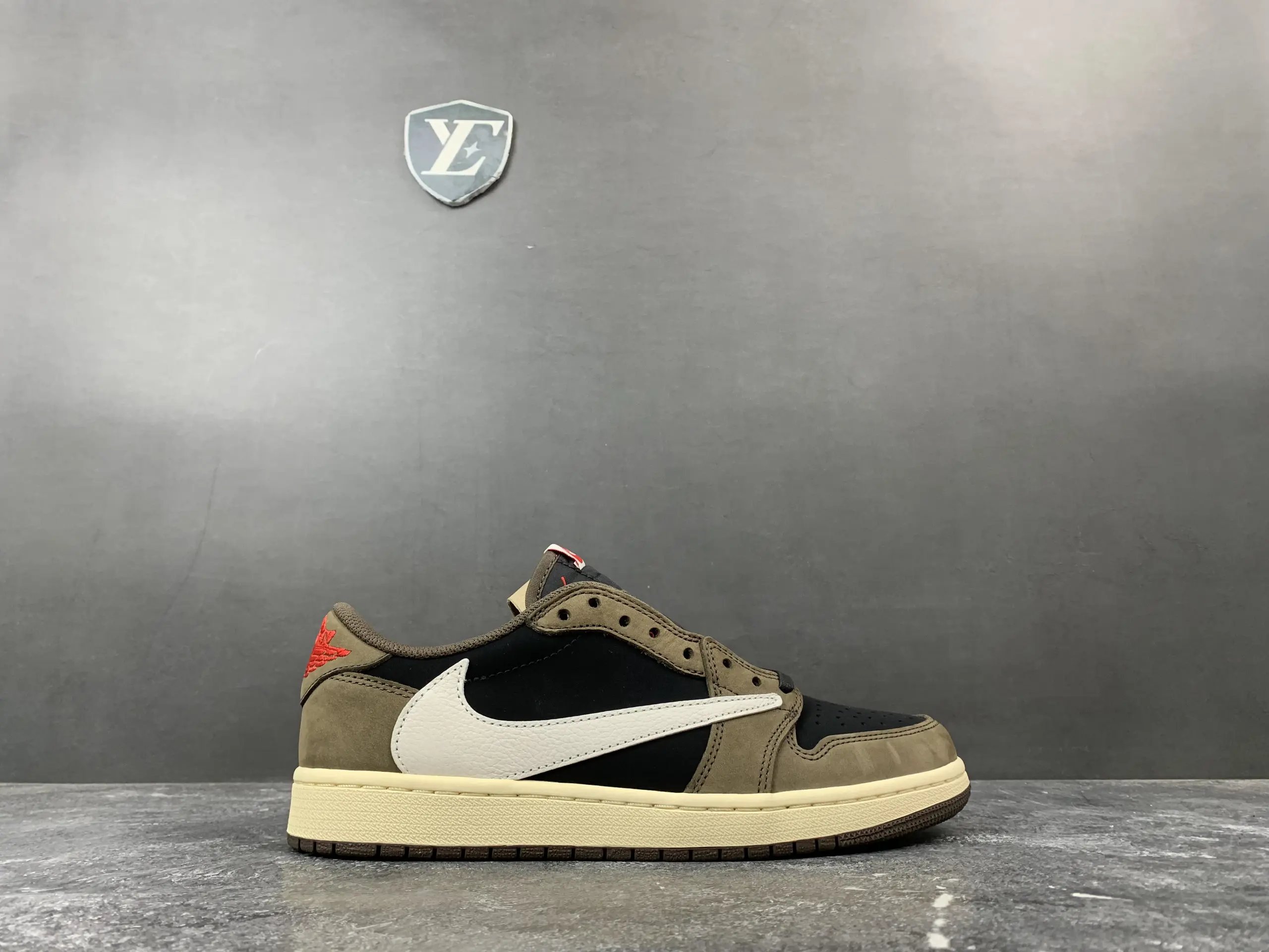 Air Jordan 1 Retro Low OG SP photo 3