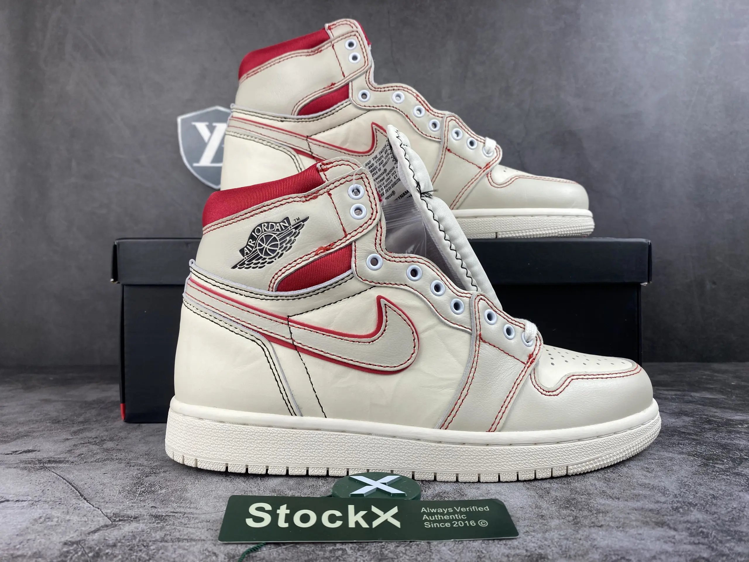 Red 555088 160