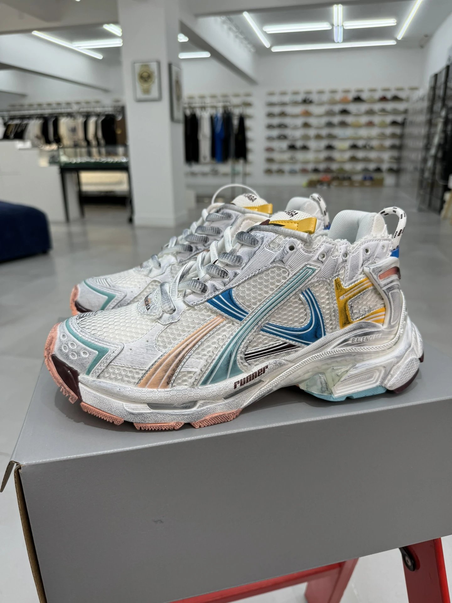BALENCIAGA Runner Shoes-4