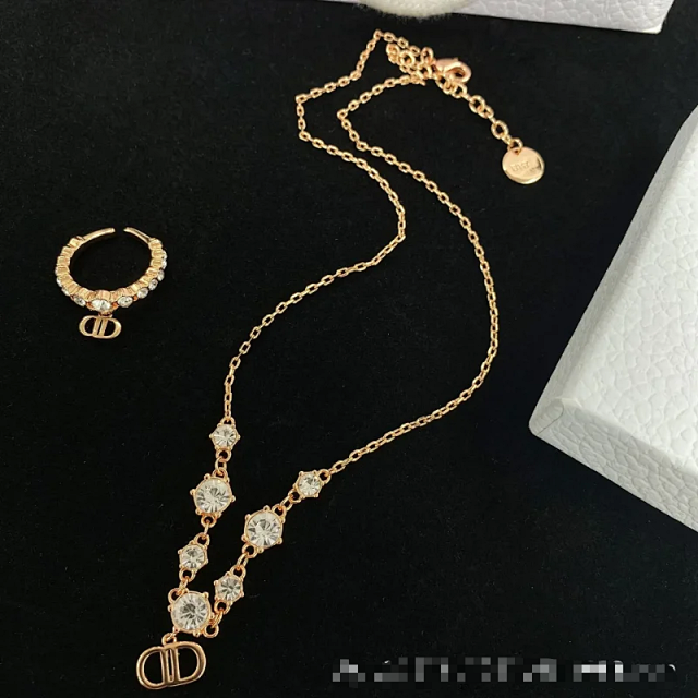 Dior Gold Logo Pearl Ring Elegant Jewelry