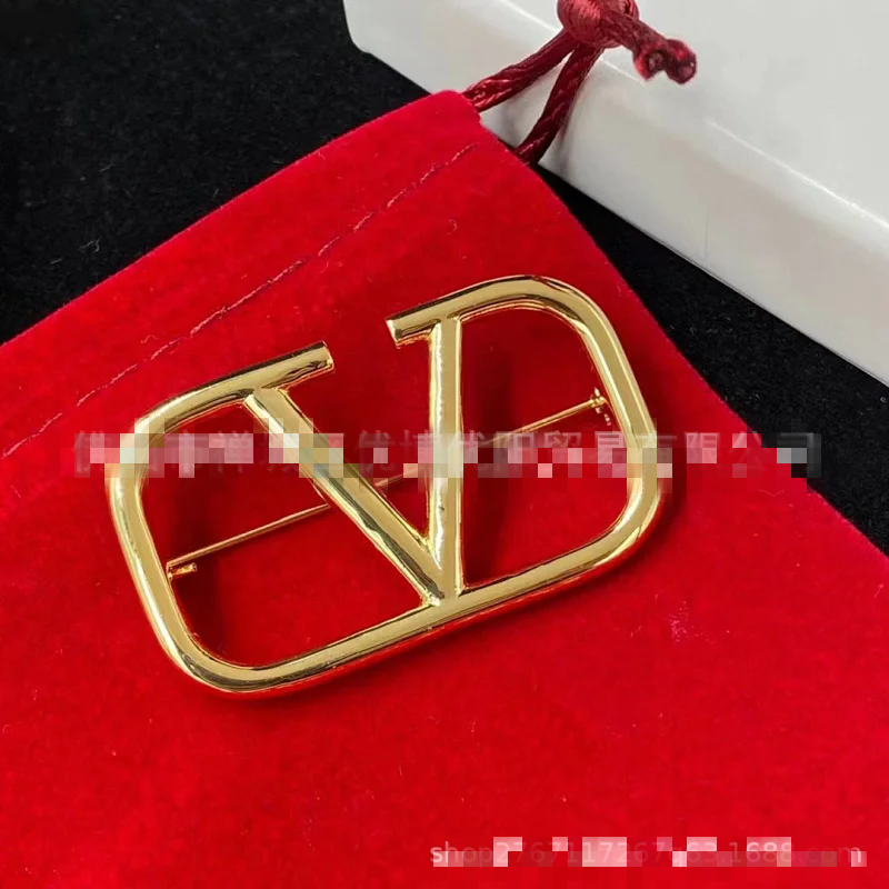 Vetino Gold Letter Logo Metal Brooch Pin