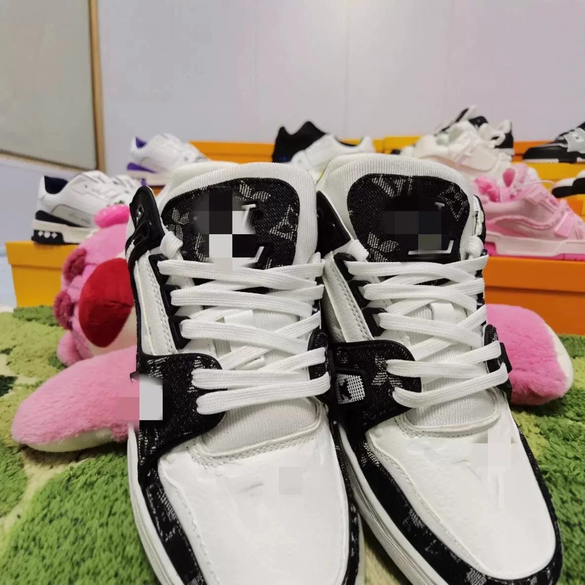 LOUIS VUITTON v Shoes