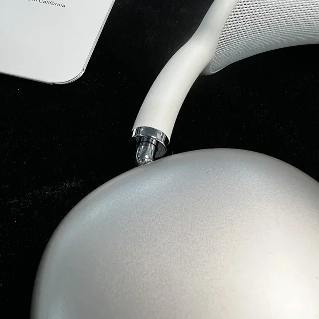 Apple Wireless earbuds with charging case product detail image 3