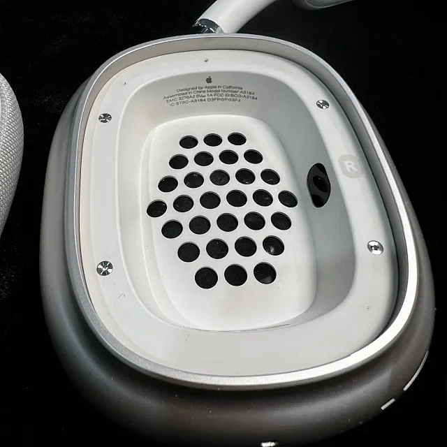 Apple Wireless earbuds with charging case product detail image 9