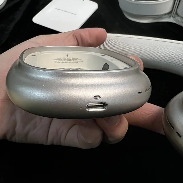 Apple Wireless earbuds with charging case product detail image 8