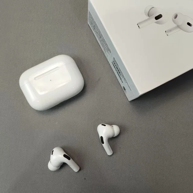 Apple Wireless earbuds with charging case product detail image 11