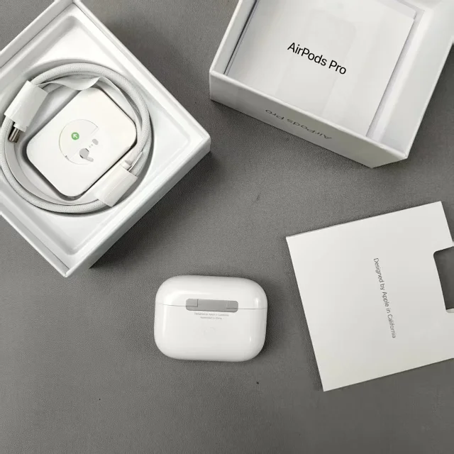 Apple Wireless earbuds with charging case product detail image 18