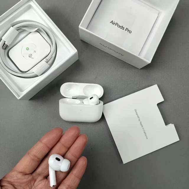 Apple Wireless earbuds with charging case product detail image 15