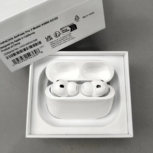 Apple Wireless earbuds with charging case product detail image 25