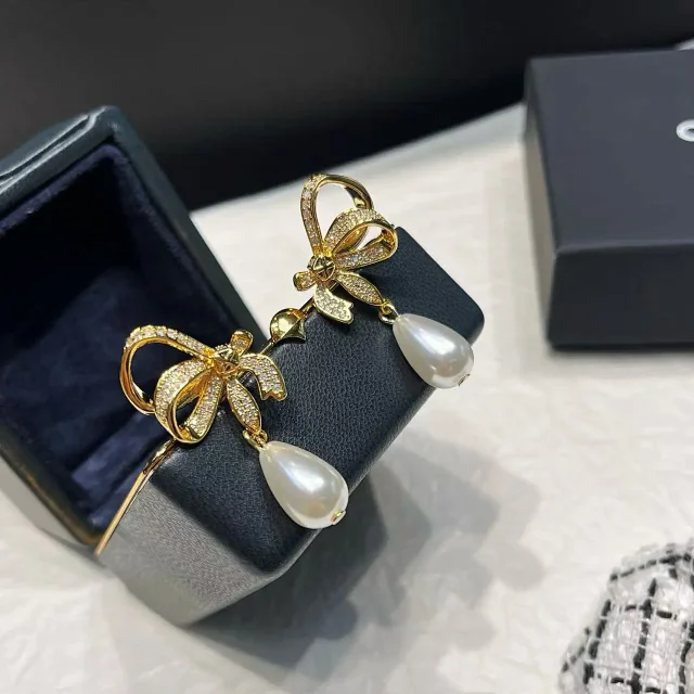 Dior Jewelry Gold-Tone Pearl and Star Drop Earrings product detail image 7