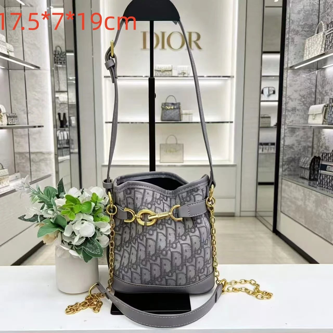 Chanel Shoulder Bags Chain-trim flap bag — 25