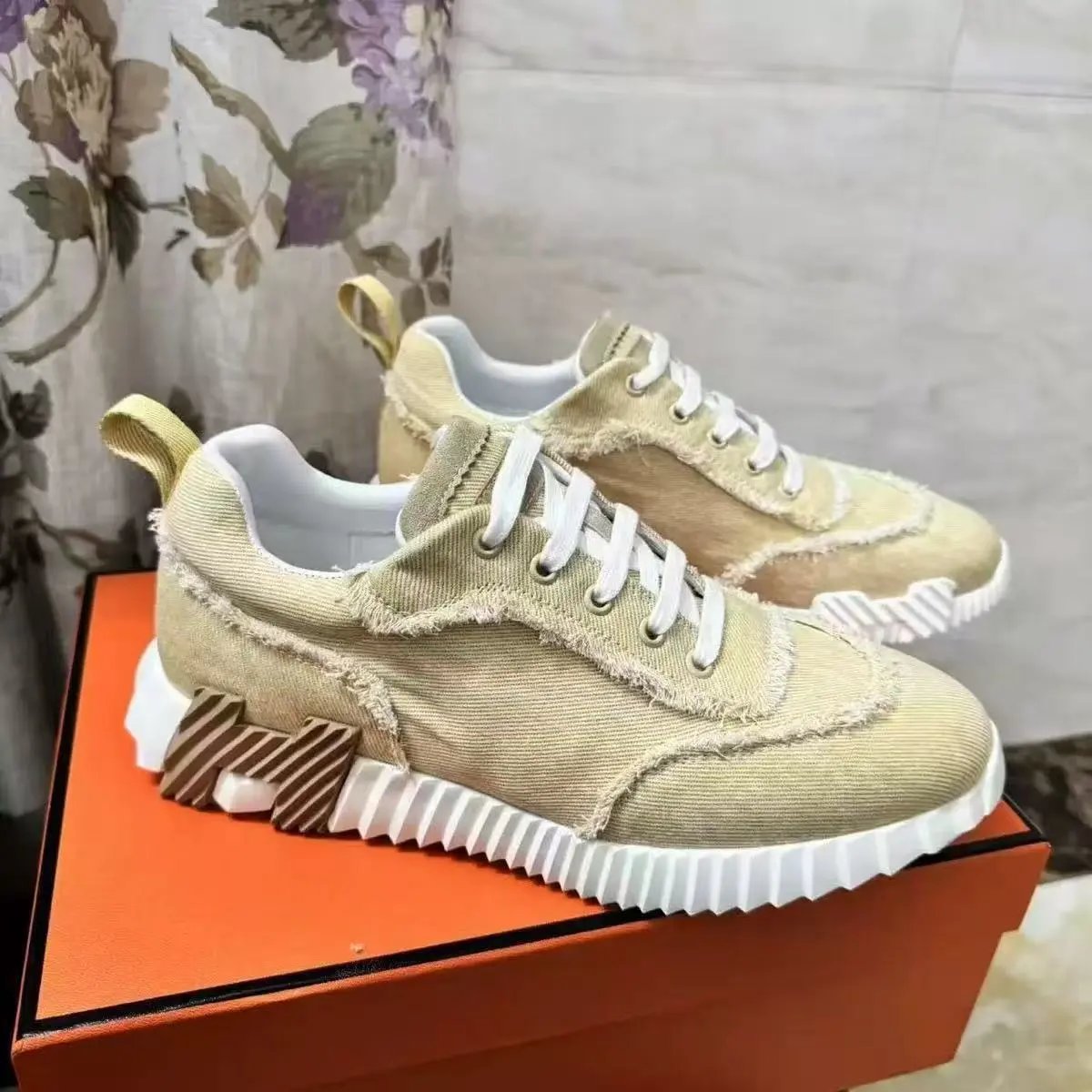 Unbranded Sneakers Low-top lace-up with ribbed sole and heel accent — 40
