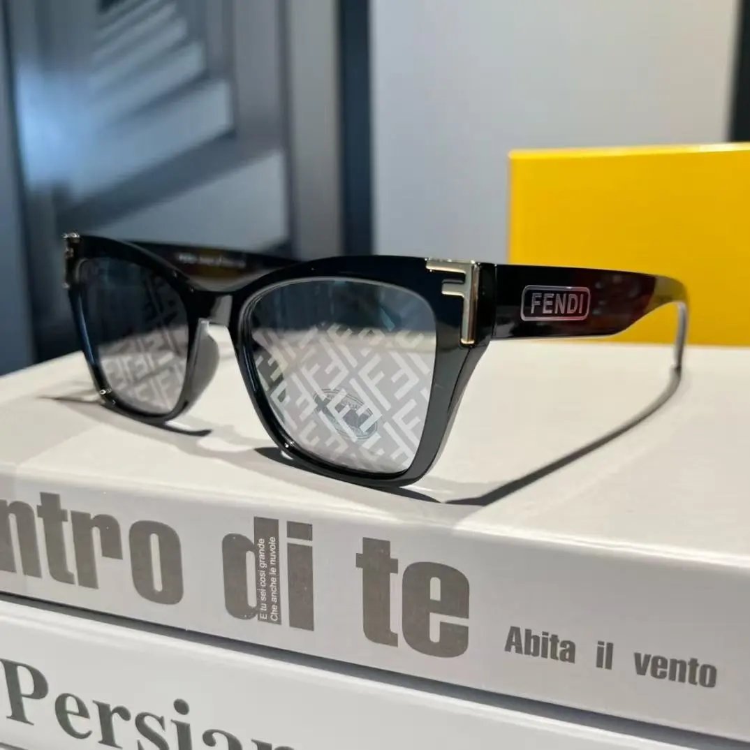 Fendi Eyewear Oversized square rimless sunglasses — 20
