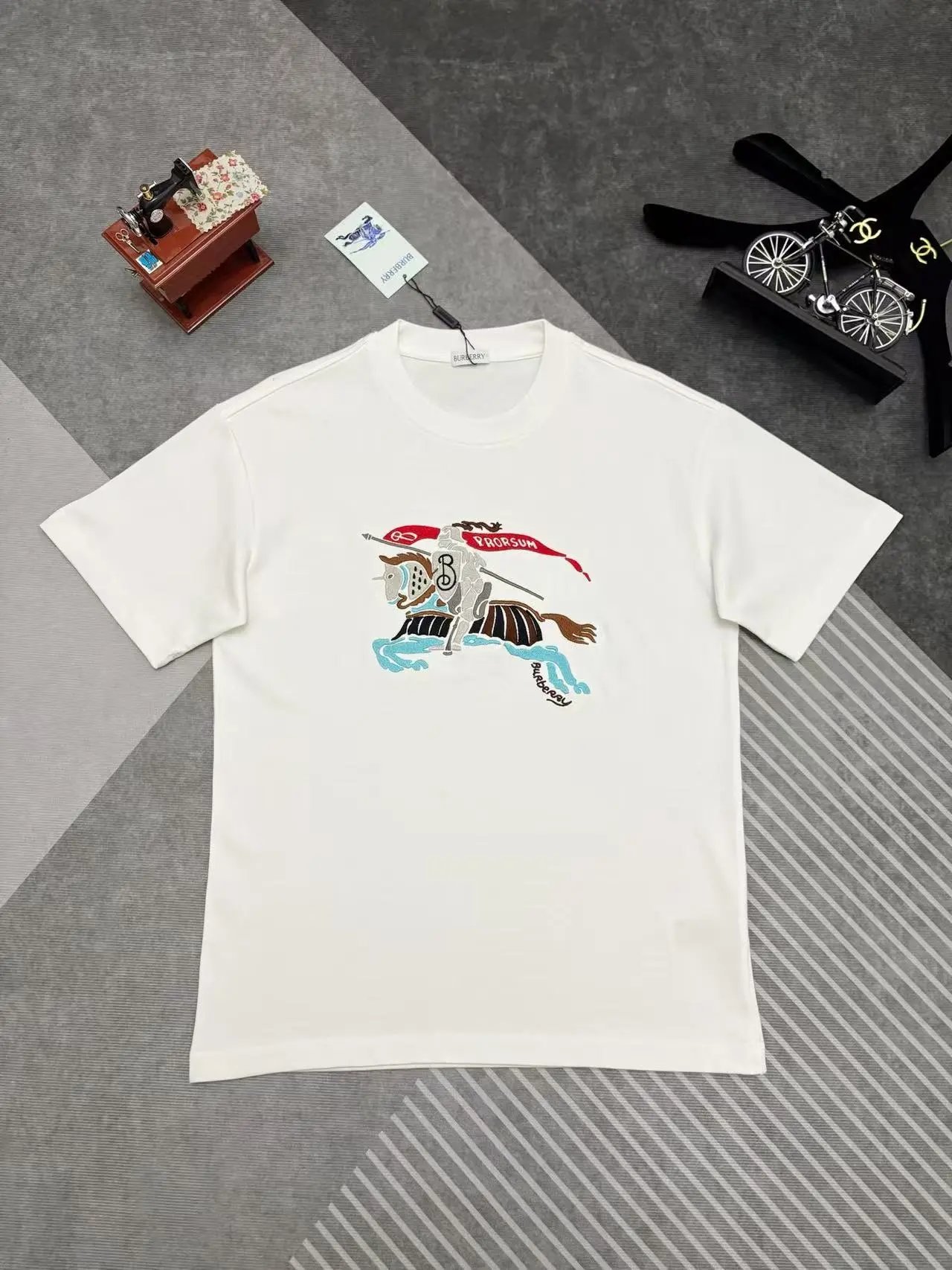 Burberry T-Shirts Short-Sleeve Graphic Logo T-Shirt — 21