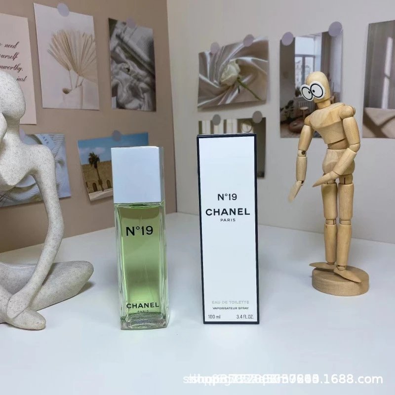 N°19 Eau de Toilette Long Bottle