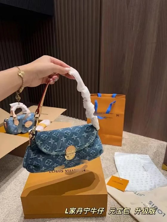 L bag denim with color changing yellow leather size: 26x17x7 cm (with gift box included)