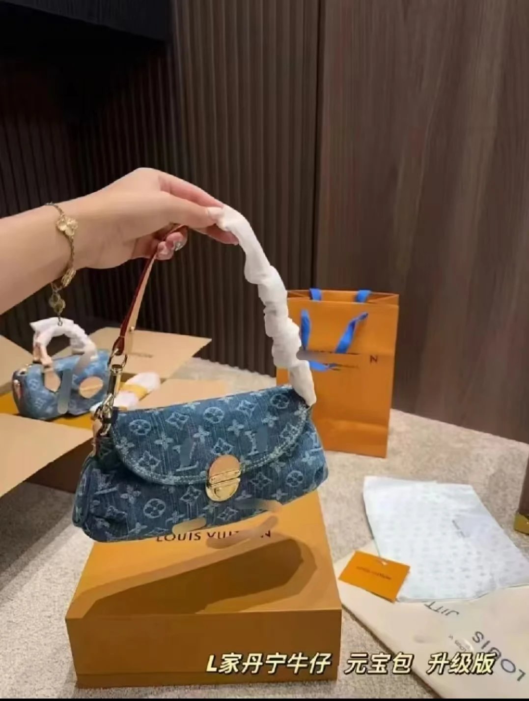 L Bag Denim with Color-Changing Yellow Leather Size: 26x17x7 cm (with Gift Box)