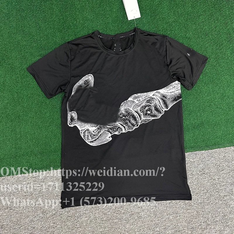 889 black T-shirt sleeves