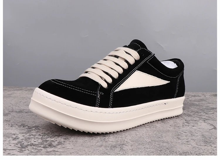 Low-top black small triangle (suede)