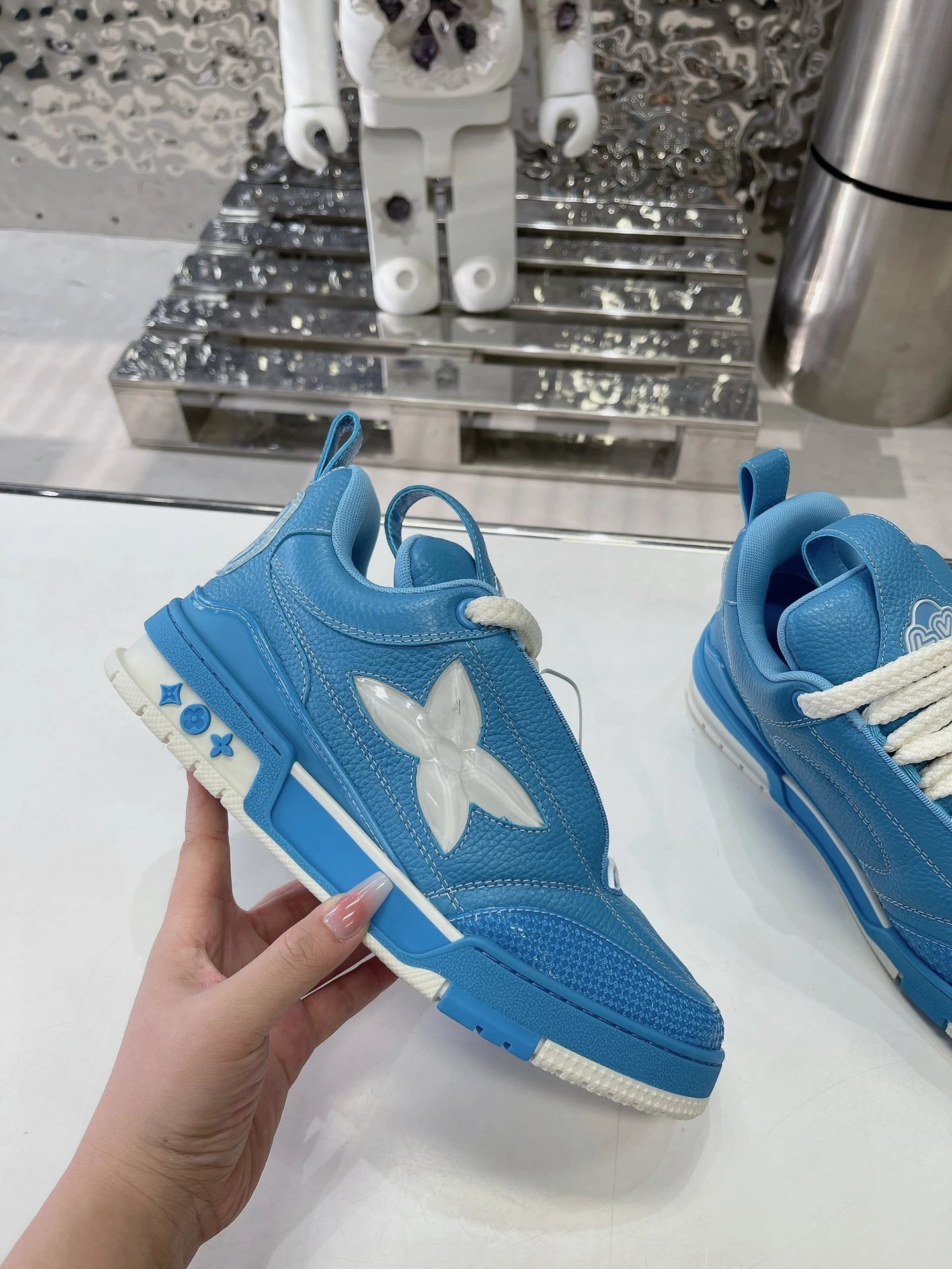 Sky blue skin white clover