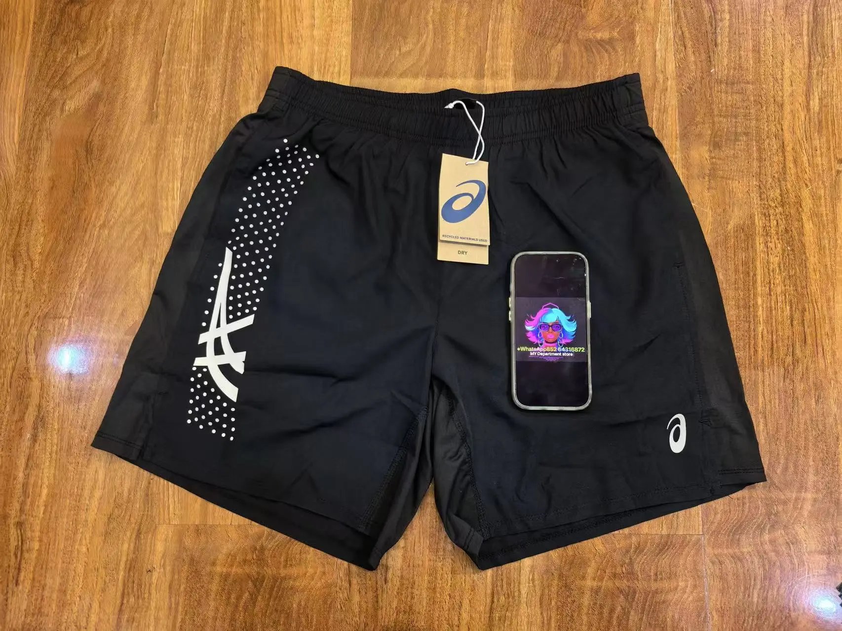 （Black shorts）