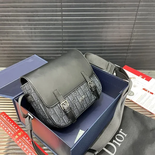 Louis Vuitton Crossbody Bags Monogram zip bag with adjustable wide strap product detail image 53